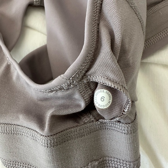Lululemon Tough Train high neck bra, mauve grey/light Sage, size 6 - Picture 9 of 9